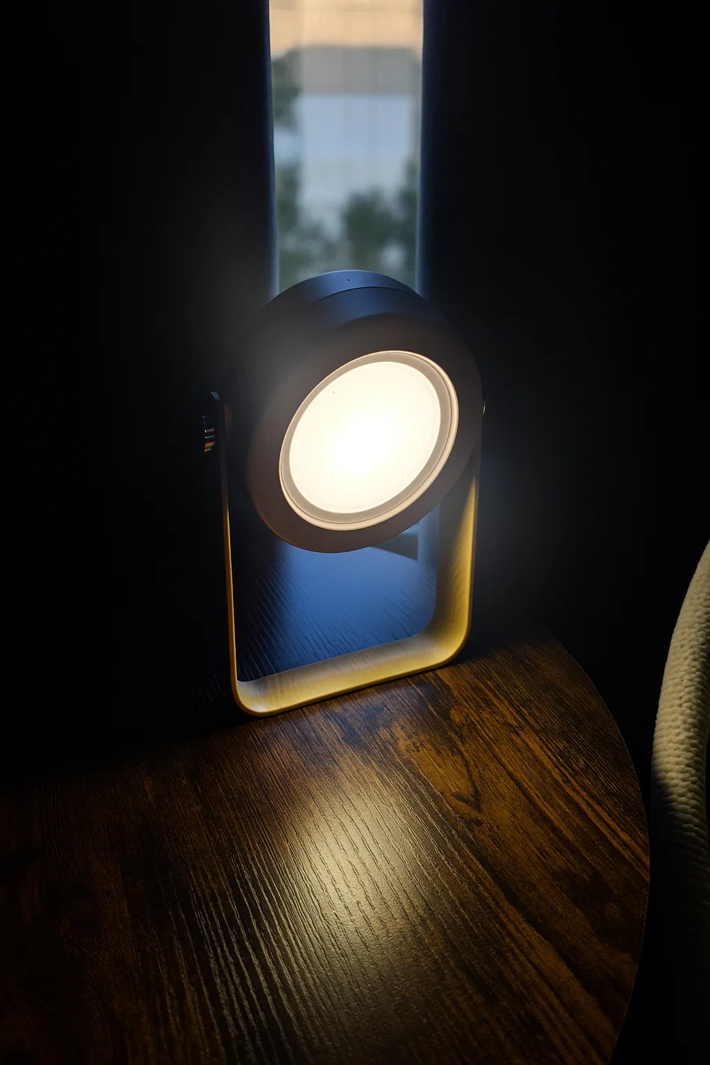 LumiFold върху бюро до книги